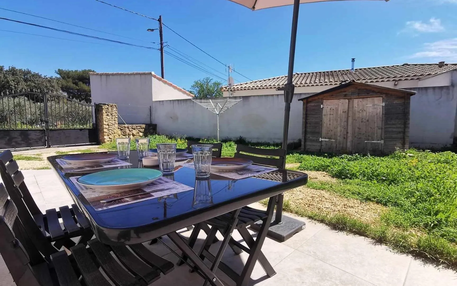 Villa Maison O Volets Bleus Calme Jardin à Miramas France
